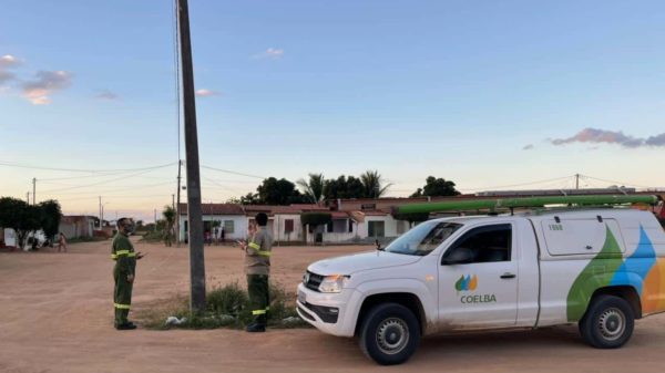 Técnicos da Coelba Faz Verificação do Poste em Posição Irregular em Itatiaia do Alto Bonito